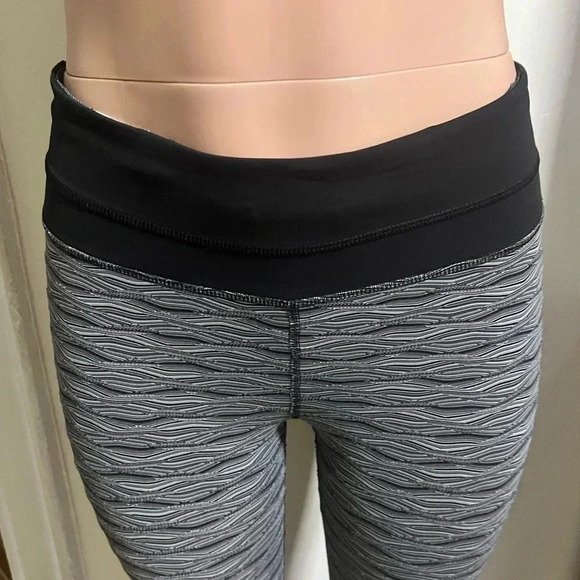 LULULEMON ATHLETICA Women’s Capri Leggings - Picture 5 of 12